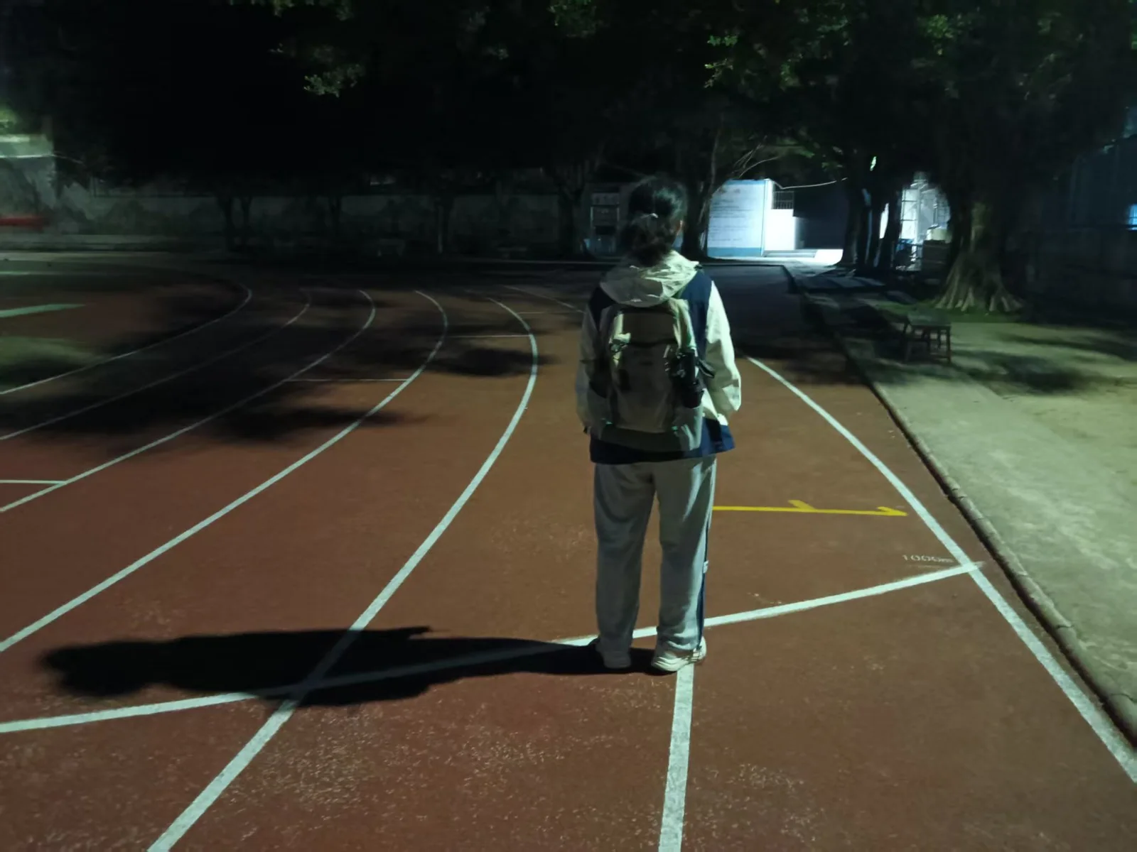 操场上的背影