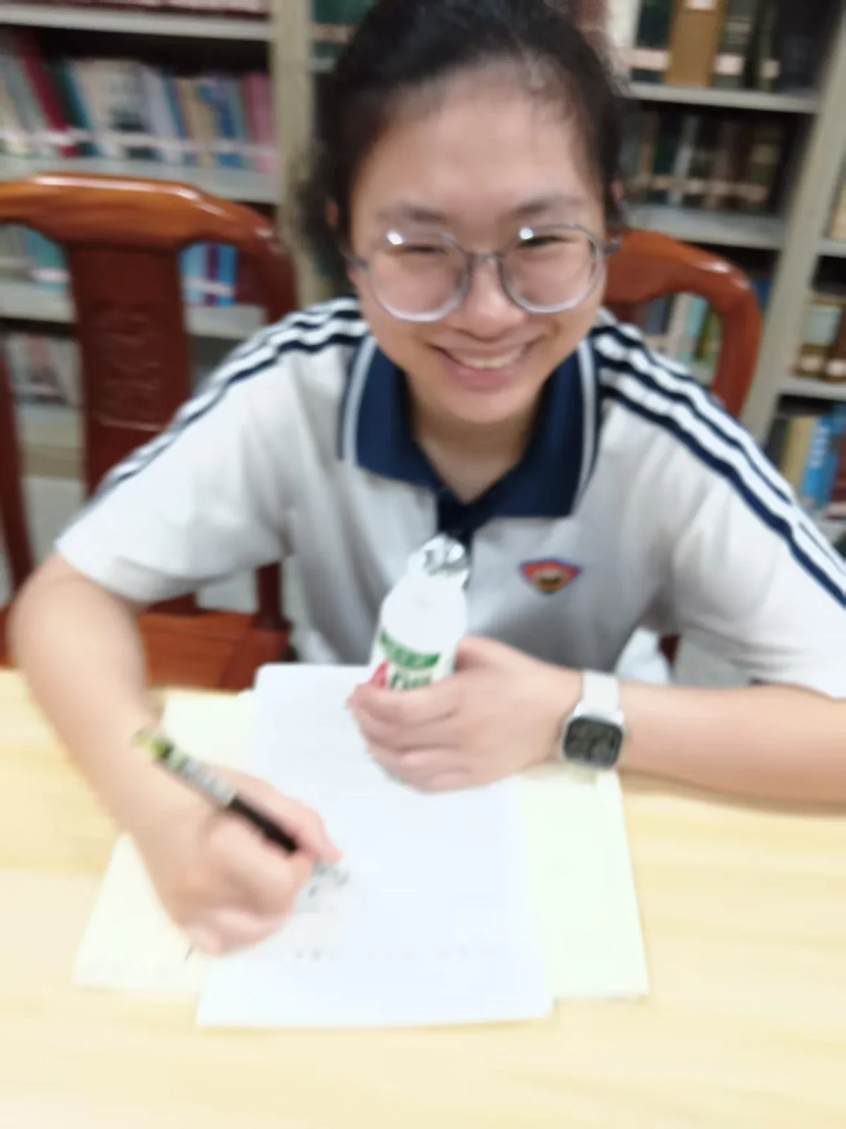 周慧琪在图书馆笑